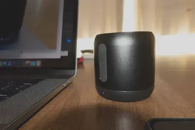 Anker Soundcore miniの本体外観。つや消しスチール製の黒い円筒形ボディで質感が高く見える