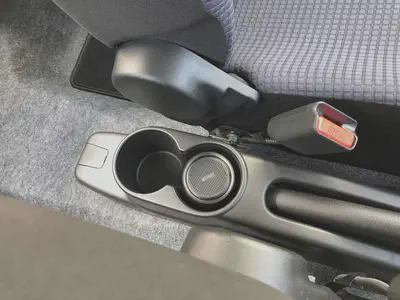 スズキ アルトの車内カップホルダーにAnker Soundcore miniを置いた様子。ホルダーにちょうど収まっている