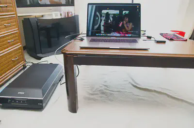 EPSON GT-X830のスキャン中の様子。原稿台のランプが光りながらスキャンヘッドが移動している