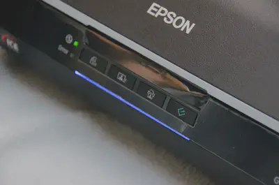 EPSON GT-X830の正面パネル。スキャン開始などのショートカットボタンが並ぶ