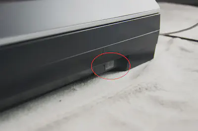EPSON GT-X830の側面にある電源ボタン部分のアップ