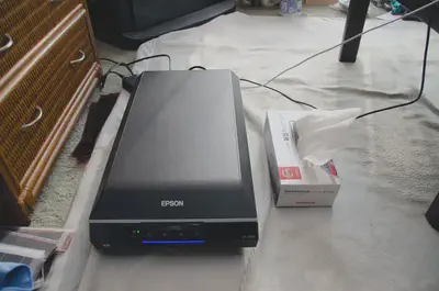 EPSON GT-X830の本体外観。A4サイズのフラットベッド型で存在感のある白い筐体